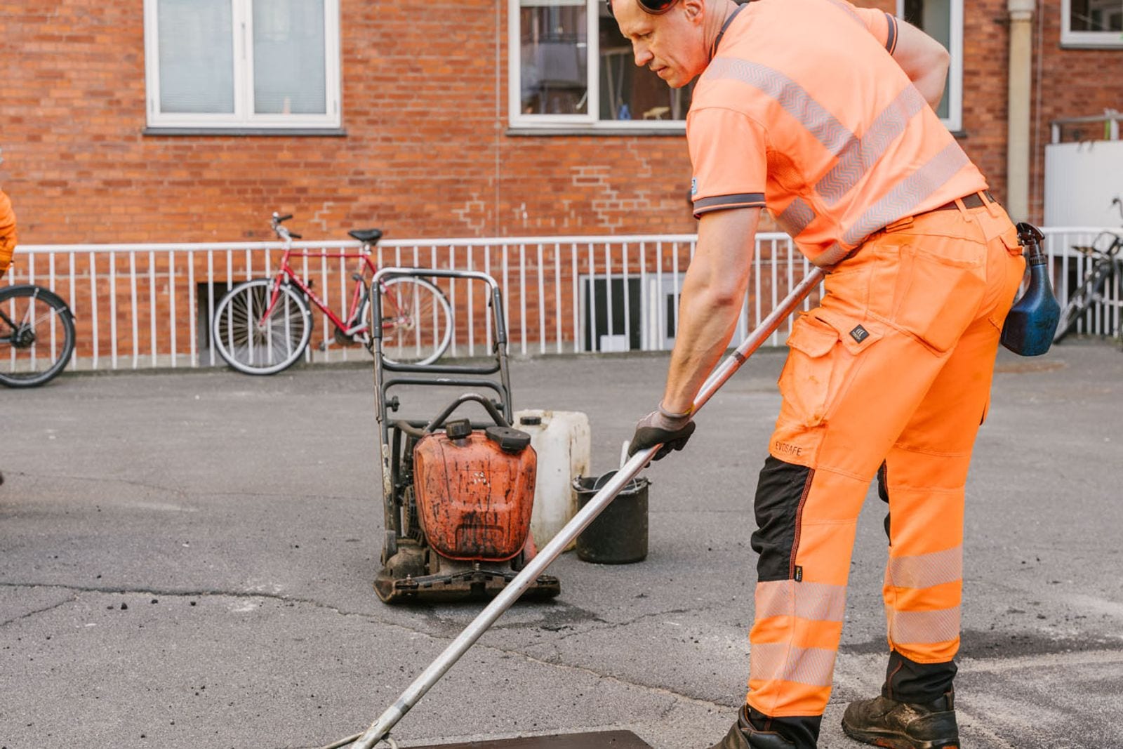 Sådan forlænger vi levetiden på din belægning